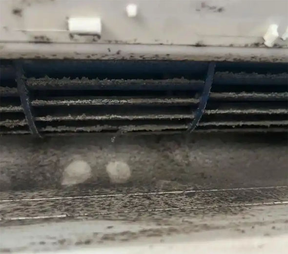 永靖空调吹的风有股烧焦味是怎么回事